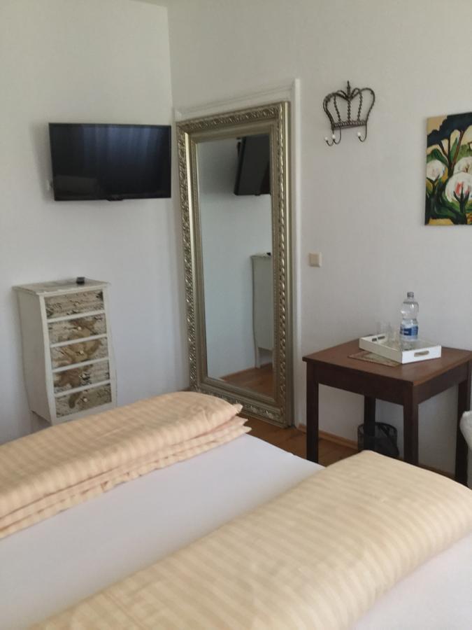 Bed and Breakfast Vivo-Vino Weisenheim am Sand Exterior foto